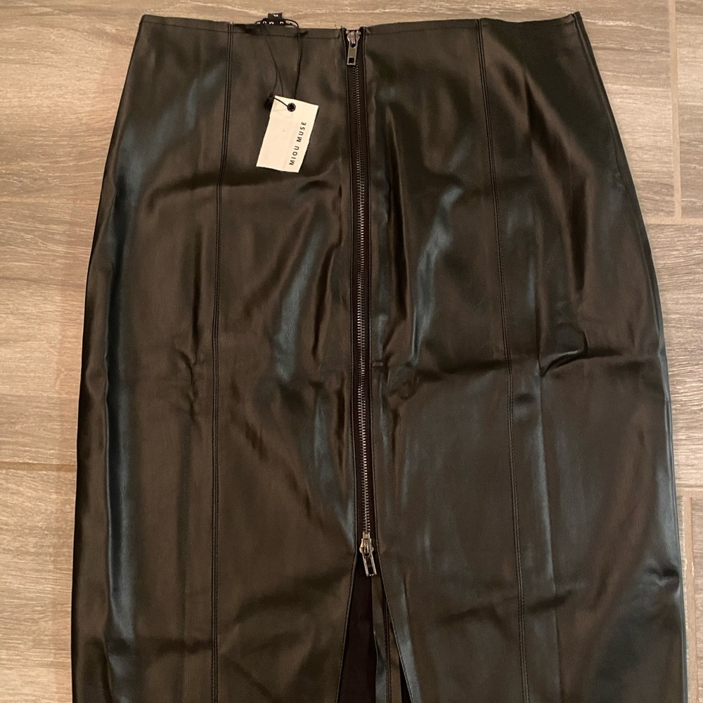 New Black foe leather black skirt with zipper